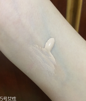 迪奧花蜜010粉底好用嗎？白得十分自然