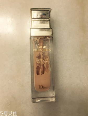 迪奧花蜜010粉底好用嗎？白得十分自然