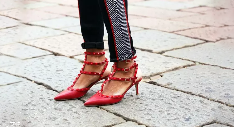 2022春夏流行穿什么中跟鞋？三種款式優(yōu)雅不累腳