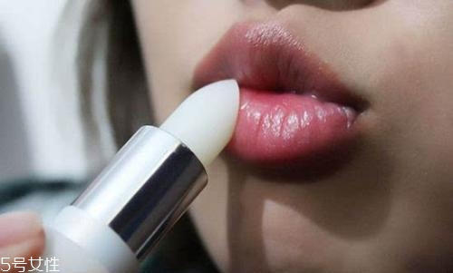 潤唇膏能用來卸妝嗎？卸不干凈傷害皮膚