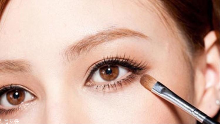 什么顏色的眼影顯白？這三種色號(hào)誰(shuí)涂誰(shuí)白