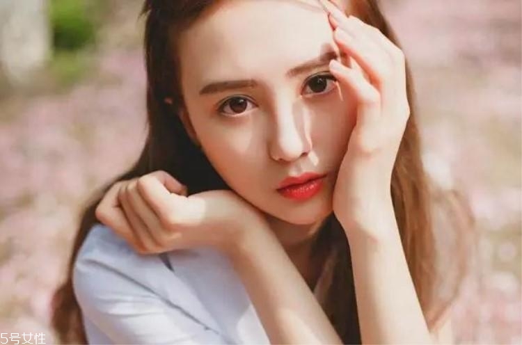 什么顏色的眼影顯白？這三種色號(hào)誰(shuí)涂誰(shuí)白