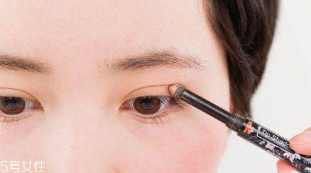 潤唇膏能用來卸妝嗎？卸不干凈傷害皮膚