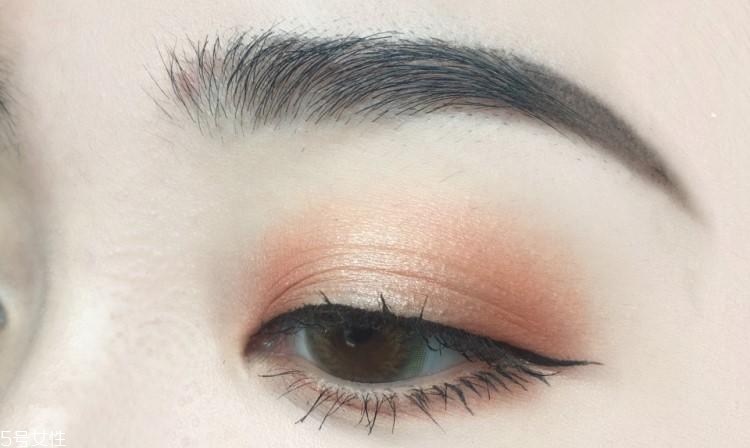 什么顏色的眼影顯白？這三種色號(hào)誰(shuí)涂誰(shuí)白