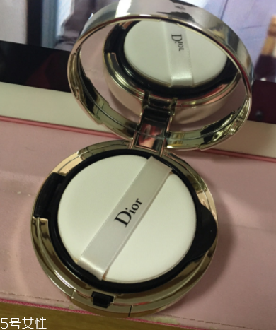 阿瑪尼和迪奧氣墊哪個(gè)好？迪奧花蜜氣墊vs阿瑪尼