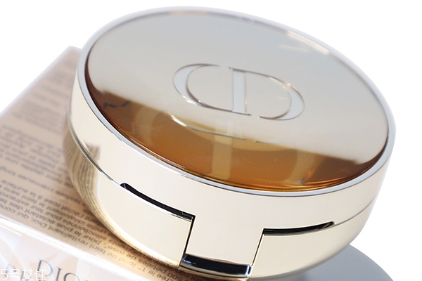 阿瑪尼和迪奧氣墊哪個好？迪奧花蜜氣墊vs阿瑪尼