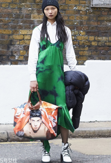 吊帶連衣裙怎么搭配？疊穿法給你帶來(lái)驚喜