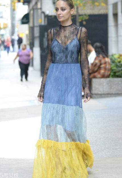 吊帶連衣裙怎么搭配？疊穿法給你帶來(lái)驚喜