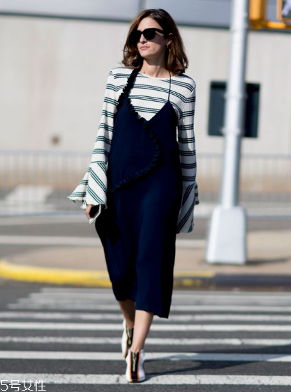 吊帶連衣裙怎么搭配？疊穿法給你帶來(lái)驚喜