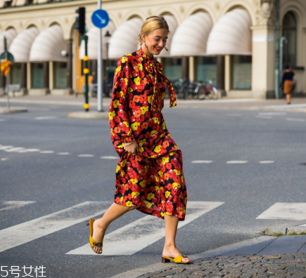 長袖連衣裙配什么鞋子？時(shí)髦又好看
