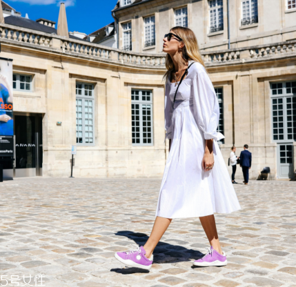 長袖連衣裙配什么鞋子？時(shí)髦又好看