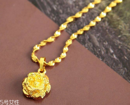 泡溫泉可以戴金項(xiàng)鏈嗎？泡溫泉最好別佩戴飾品