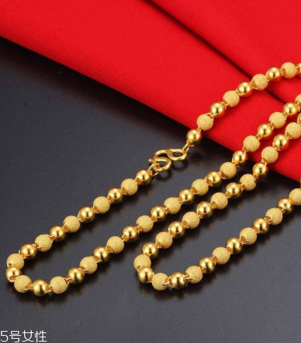 泡溫泉可以戴金項(xiàng)鏈嗎？泡溫泉最好別佩戴飾品