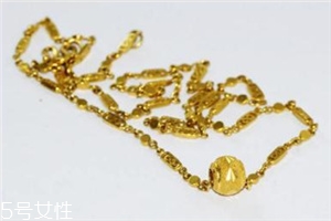 泡溫泉可以戴金項(xiàng)鏈嗎？泡溫泉最好別佩戴飾品