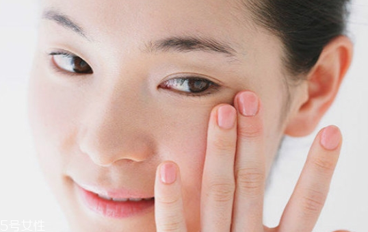 用眼霜之前要用水乳嗎 給眼部肌膚補(bǔ)給水分 用眼霜之前要用水乳嗎 給眼部肌膚補(bǔ)給水分