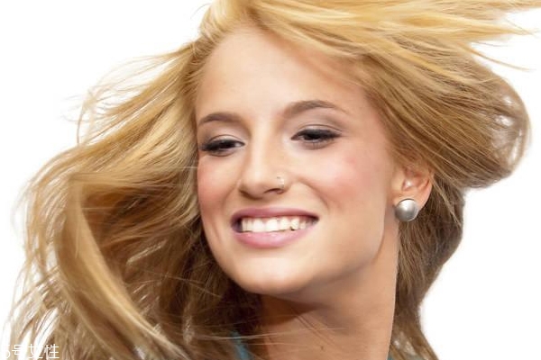 護發(fā)素能卸妝嗎？最好不要長期使用