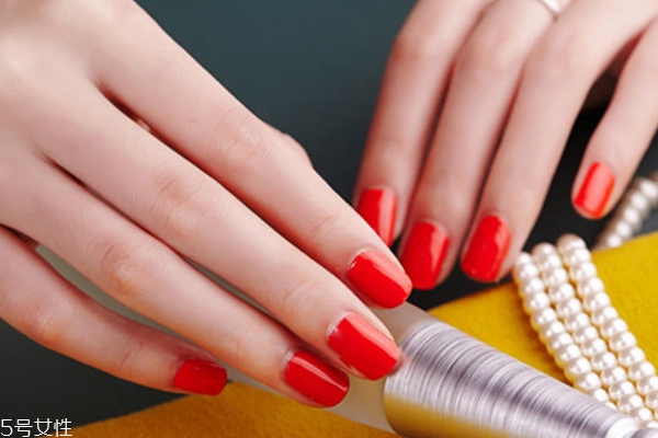 美甲容易掉是因為什么？指甲沒有磨光滑