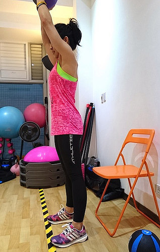 深蹲的標(biāo)準(zhǔn)動作 深蹲膝蓋會痛該怎么辦 深蹲的標(biāo)準(zhǔn)動作 深蹲膝蓋會痛該怎么辦