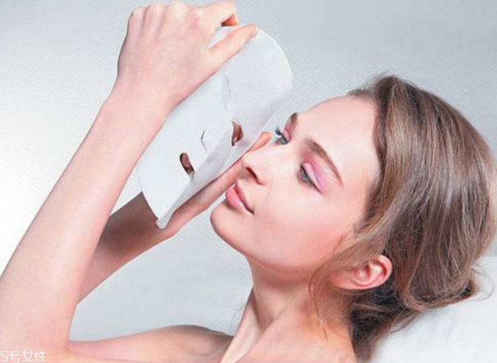 面膜上的塑料紙要不要拿掉？可以蓋在面膜上