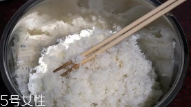 蟹籽壽司是真蟹籽嗎？認(rèn)真你就輸了