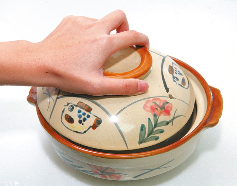 砂鍋怎么用不會(huì)裂 砂鍋的保養(yǎng)方法 砂鍋怎么用不會(huì)裂 砂鍋的保養(yǎng)方法