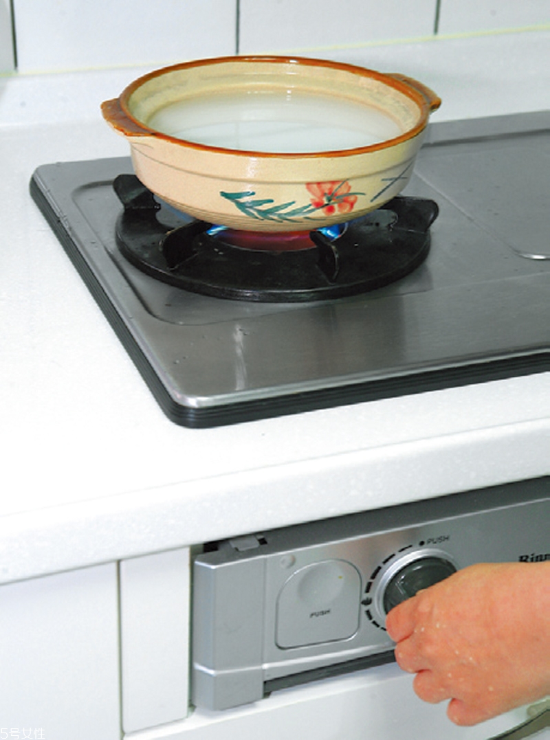 砂鍋怎么用不會(huì)裂 砂鍋的保養(yǎng)方法 砂鍋怎么用不會(huì)裂 砂鍋的保養(yǎng)方法