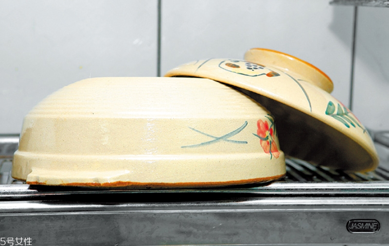 砂鍋怎么用不會(huì)裂 砂鍋的保養(yǎng)方法 砂鍋怎么用不會(huì)裂 砂鍋的保養(yǎng)方法