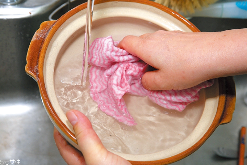 砂鍋怎么用不會(huì)裂 砂鍋的保養(yǎng)方法 砂鍋怎么用不會(huì)裂 砂鍋的保養(yǎng)方法