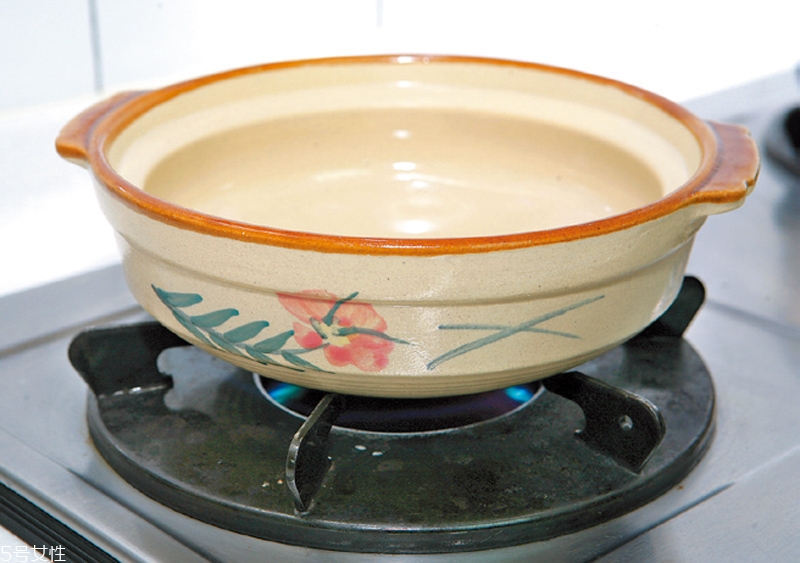 砂鍋怎么用不會(huì)裂 砂鍋的保養(yǎng)方法 砂鍋怎么用不會(huì)裂 砂鍋的保養(yǎng)方法