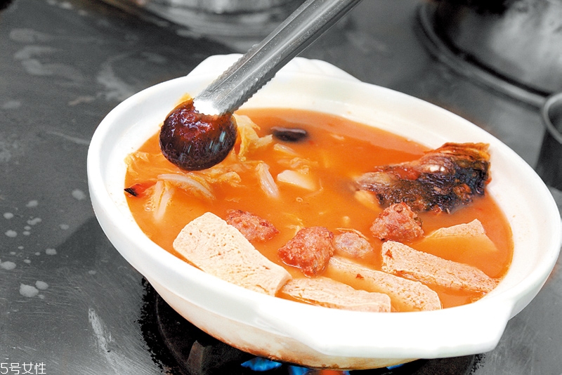 砂鍋怎么用不會(huì)裂 砂鍋的保養(yǎng)方法 砂鍋怎么用不會(huì)裂 砂鍋的保養(yǎng)方法