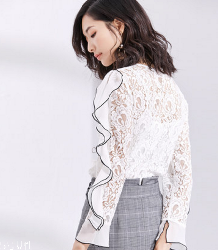 荷葉邊上衣怎么搭配？少女路線必備款