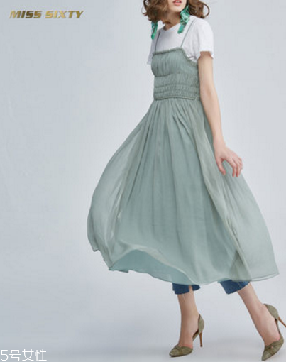 今年流行什么樣的吊帶裙？出街暴擊眼球