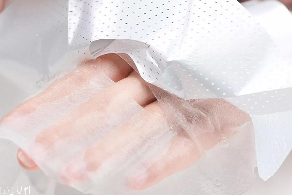 面膜上的塑料紙要不要拿掉？可以蓋在面膜上