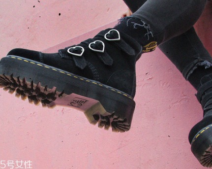 lazy oaf與dr.martens聯(lián)名厚底馬丁靴多少錢_在哪買？