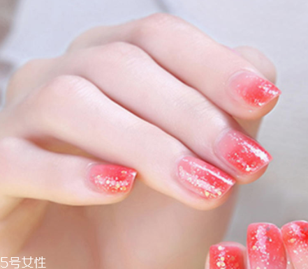 美甲的形狀和顏色怎么搭配？劍型指甲適合紅與黑