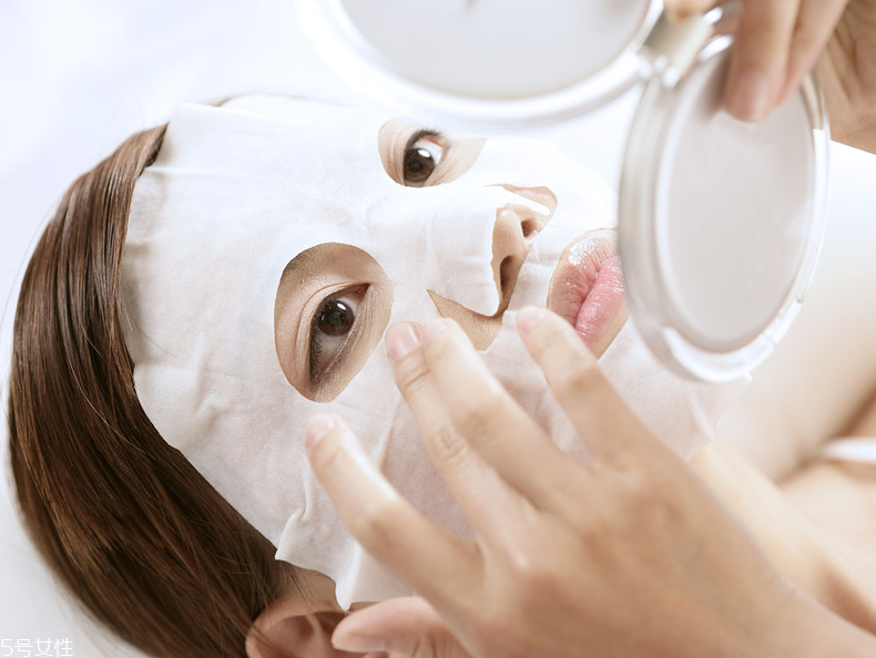 面膜上的塑料紙要不要拿掉？可以蓋在面膜上