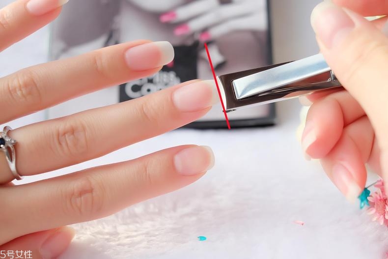 美甲的形狀和顏色怎么搭配？劍型指甲適合紅與黑