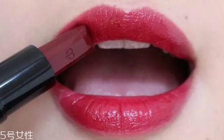 春天適合什么唇妝？4款簡單易上手的撩動唇色