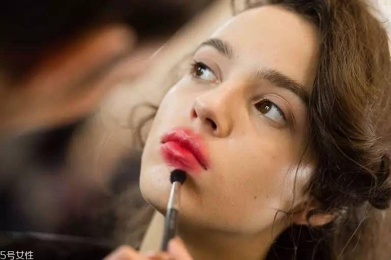 春天適合什么唇妝？4款簡單易上手的撩動唇色