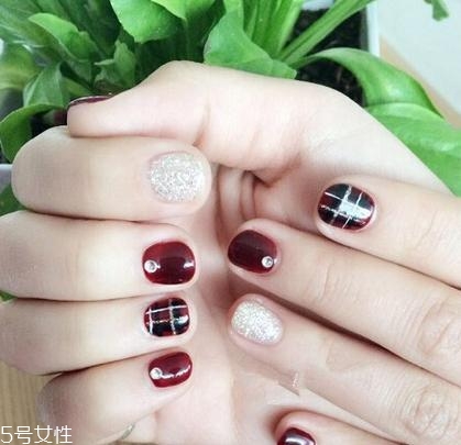 美甲的形狀和顏色怎么搭配？劍型指甲適合紅與黑