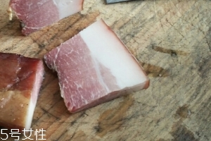 煙熏臘肉是熟的嗎？是生肉腌制的