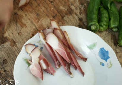 煙熏臘肉是熟的嗎？是生肉腌制的