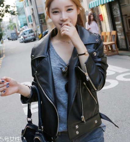 皮衣緊身還是寬松好看？看個人喜好