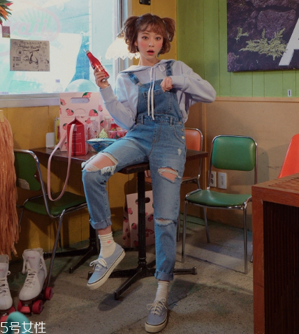 背帶褲怎么穿好看？清新減齡的春日穿搭