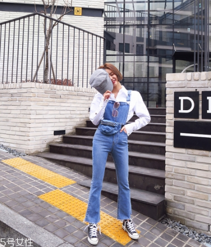 背帶褲怎么穿好看？清新減齡的春日穿搭