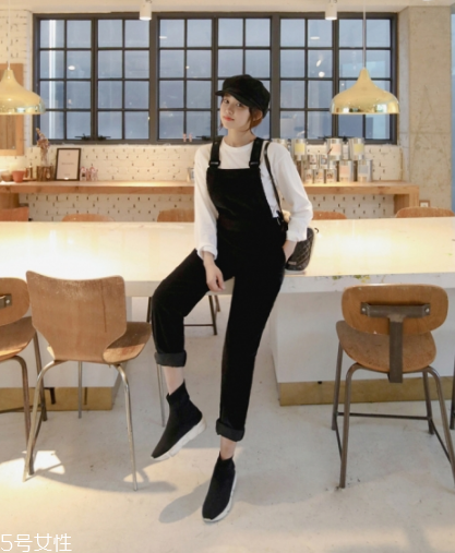 背帶褲怎么穿好看？清新減齡的春日穿搭