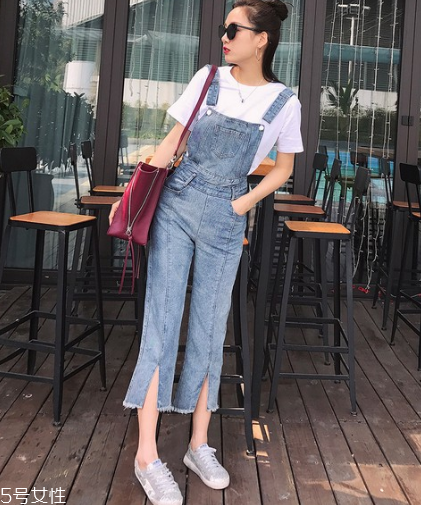 背帶褲怎么穿好看？清新減齡的春日穿搭