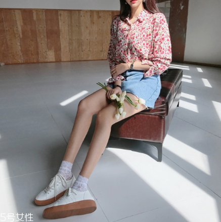 牛仔裙配什么上衣？最經(jīng)典的時(shí)尚穿搭