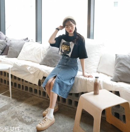 牛仔裙配什么上衣？最經(jīng)典的時(shí)尚穿搭