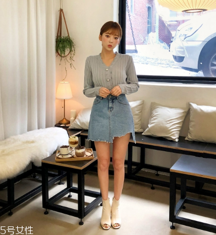 牛仔裙配什么上衣？最經(jīng)典的時(shí)尚穿搭